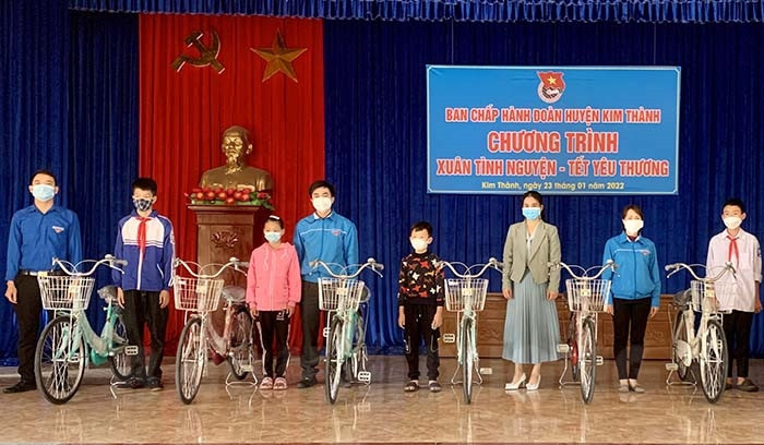 Huyện đoàn Kim Thành tặng 18 xe đạp cho học sinh nghèo